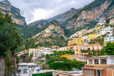 Positano 'da bir dağda güzel renkli evler, İtalya' nın Amalfi kıyısında bir kasaba.