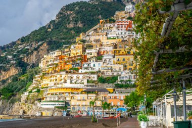 Positano 'da bir dağda güzel renkli evler, İtalya' nın Amalfi kıyısında bir kasaba.