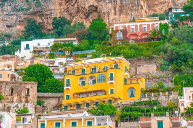 Positano 'da bir dağda güzel renkli evler, İtalya' nın Amalfi kıyısında bir kasaba.