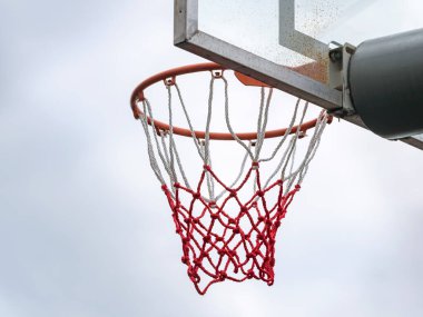 Basketbol sahası, basketbol potası ve basket potası.