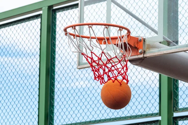 ネットとボール付きのバスケットボールリング 屋外遊び場 — ストック写真