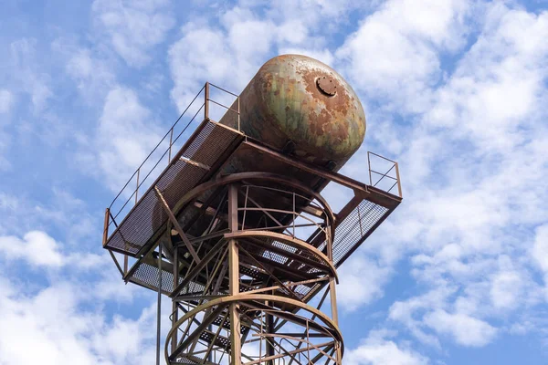 Vista Para Cima Torre Metal Enferrujado Tanque Água Contra Céu — Fotografia de Stock