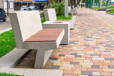 Karadeniz kıyısında dinlenmek için banklar, Kobuleti, Georgia