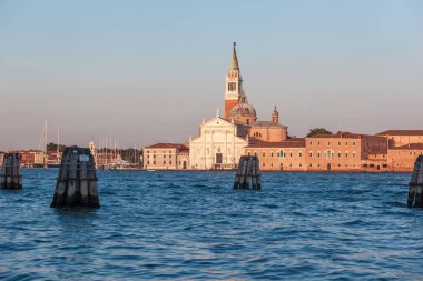 San Georgio Maggiore adasının Giudecca Kanalı 'nın sularını Palladio, Venedik, İtalya tarafından tasarlanmış olan çadır ve kilisesiyle izleyin.