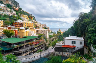 Positano 'da bir dağda güzel renkli evler, İtalya' nın Amalfi kıyısında bir kasaba.