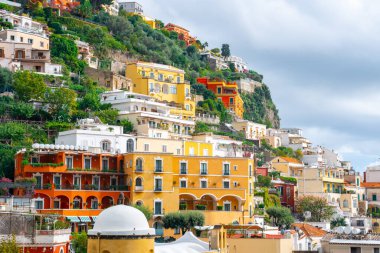 Positano 'da bir dağda güzel renkli evler, İtalya' nın Amalfi kıyısında bir kasaba.