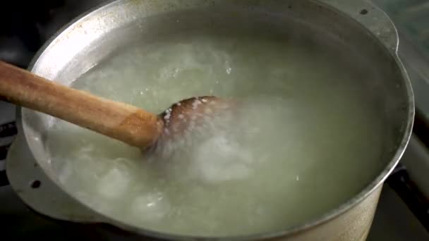 用大锅中的白色粗粒玉米粉烹调食米 是萨梅格列罗地区流行的菜肴 — 图库视频影像