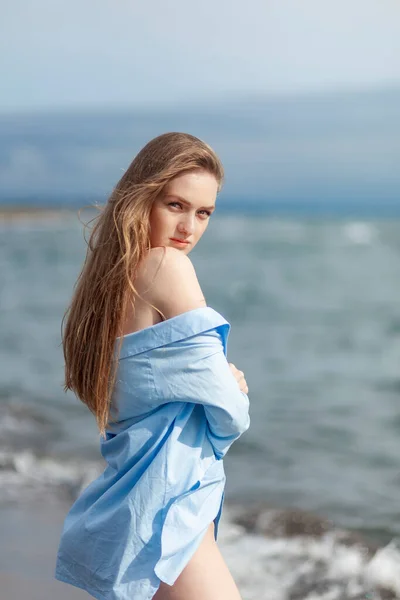 Belle Jeune Fille Blonde Dans Une Chemise Bleue Relaxant Sur — Photo