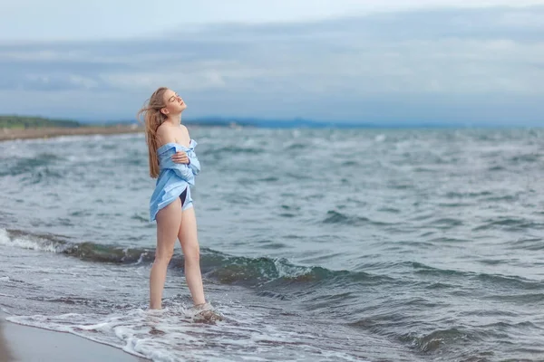 Bella Ragazza Bionda Camicia Blu Rilassante Sul Mare Resort — Foto Stock