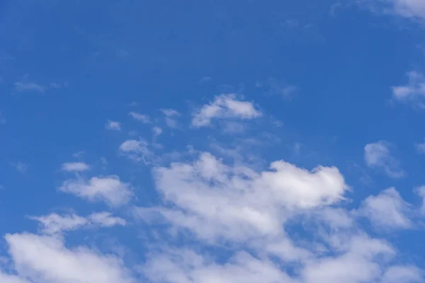 Beyaz Bulutlu Mavi Gökyüzü Arkaplanı Doğa Dokusu — Stok fotoğraf