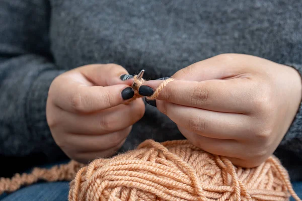 Vrouwen Handen Gebreid Van Kleur Wol Handbreien Thuis — Stockfoto