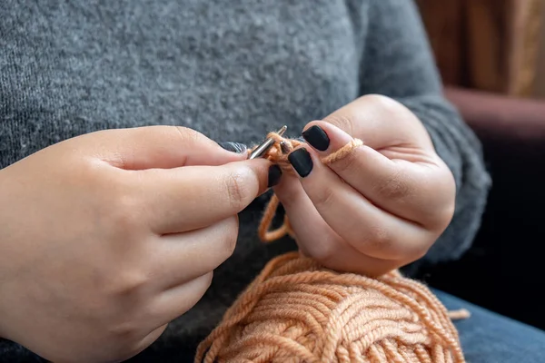 Vrouwen Handen Gebreid Van Kleur Wol Handbreien Thuis — Stockfoto