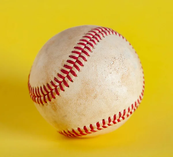 Baseball Indossato Isolato Sfondo Giallo Sport Squadra Oggetto — Foto Stock