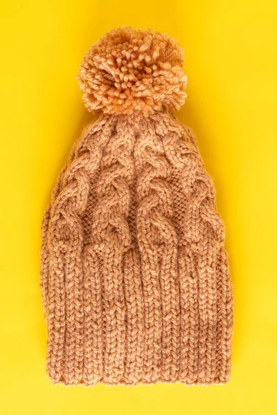 Handgemaakte Gebreide Wintermuts Gele Achtergrond Vrouwelijke Muts — Stockfoto