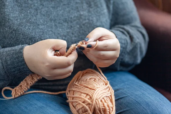 Vrouwen Handen Gebreid Van Kleur Wol Handbreien Thuis — Stockfoto