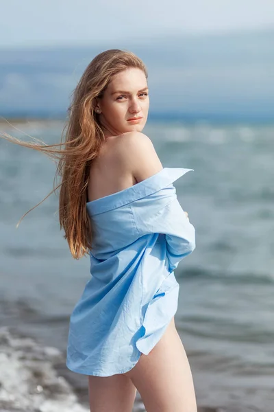 Hermosa Joven Rubia Una Camisa Azul Que Relaja Mar Resort — Foto de Stock