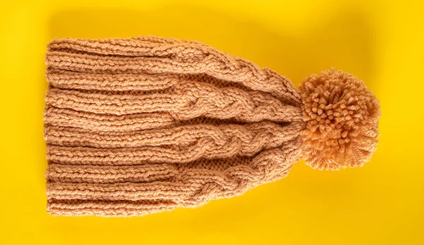 Handgestrickte Wintermütze Auf Gelbem Hintergrund Frauenmütze — Stockfoto