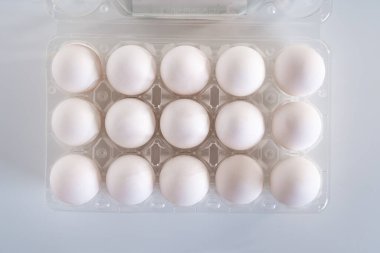 Plastik bir pakette beyaz yumurtalar, izole edilmiş beyaz arka plan, yiyecek. Üst görünüm