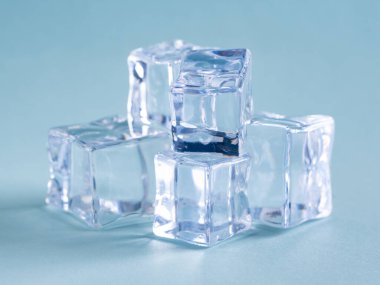 Mavi arkaplanda izole edilmiş plastik buz küpler, nesne