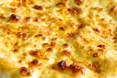 Geleneksel Gürcistan ekmeği - tahta üzerinde khachapuri