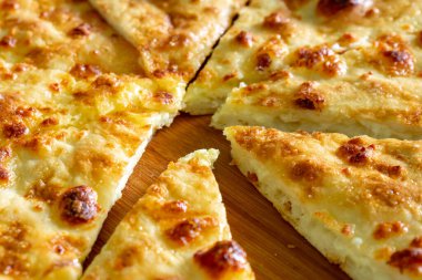 Geleneksel Gürcistan ekmeği - tahta üzerinde khachapuri