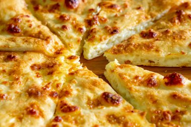 Geleneksel Gürcistan ekmeği - tahta üzerinde khachapuri