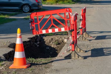 Sokak inşaat alanı ve sanayi çevresindeki trafik engelleri