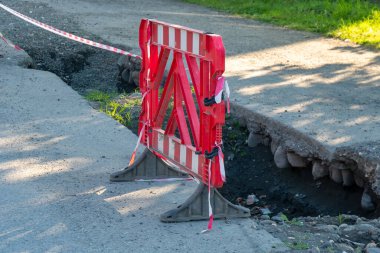 Sokak inşaat alanı ve sanayi çevresindeki trafik engelleri