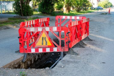 Sokak inşaatı çevresindeki trafik engelleri