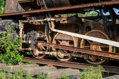 Paslı tren lokomotifinin, paslı tekerleğin ayrıntıları.