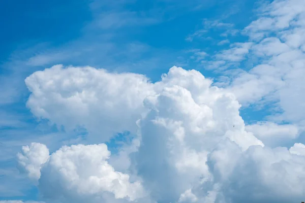 Langit Biru Latar Belakang Dengan Awan Putih Tekstur Alam — Stok Foto