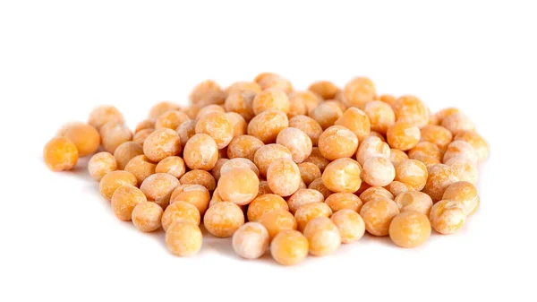 白い背景に隔離された乾燥した黄色のエンドウ豆のヒープ 健康的な食品 — ストック写真