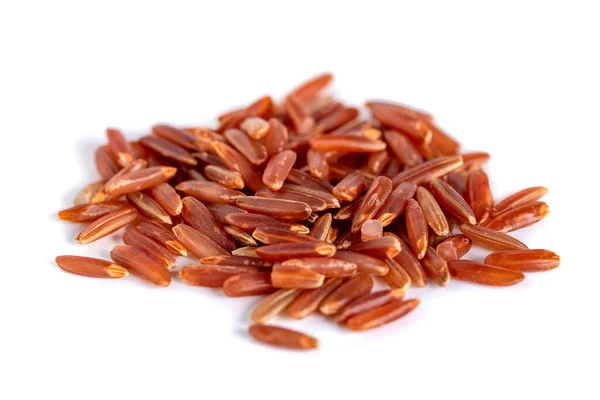 Beyaz Arka Planda Izole Edilmiş Kırmızı Pirinç Yığını Sağlıklı Yiyecekler — Stok fotoğraf