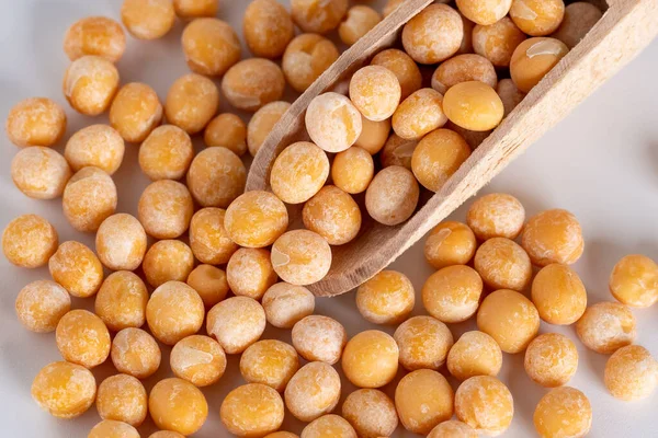 木製のスプーンで乾燥した黄色のエンドウ豆 クローズアップ 健康的な食品 — ストック写真