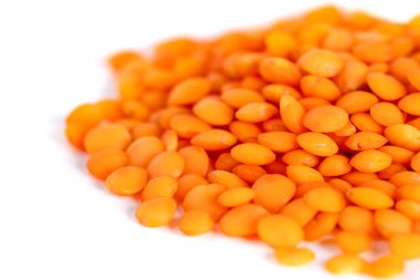 beyaz arkaplanda izole kırmızı mercimek yığını, makro çekim