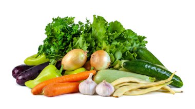 Çeşitli sebzeler beyaz arka planda izole edilir.