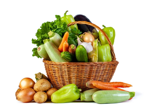 Vários Verduras Uma Cesta Vime Isolam Fundo Branco Comida Fresca — Fotografia de Stock