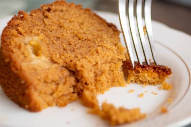 Fırınlanmış puding tabakta çatalla, tatlım.