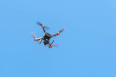 Mavi gökyüzü arka plan, yeni teknoloji ile uçan uçak