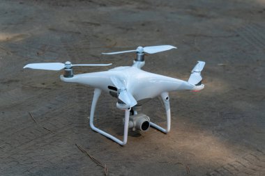 Beyaz insansız hava aracı, modern teknoloji, uçuyor.