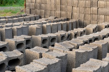 Yerdeki gri beton bloklar, endüstri