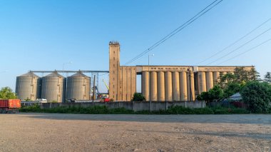 Un değirmeni tahıl asansörleri ve demiryolu rayları - Poti, Georgia. Sanayi