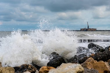 Karadeniz 'de büyük fırtınalı dalgalar, Poti, Georgia. Peyzaj