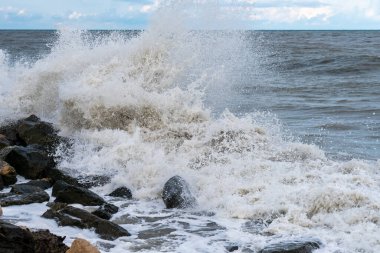 Karadeniz 'de büyük fırtınalı dalgalar, Poti, Georgia. Peyzaj