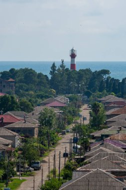 Akşamları Karadeniz 'deki deniz feneri, Gürcistan Poti. Şehir manzarası