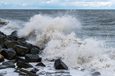 Karadeniz 'de büyük fırtınalı dalgalar, Poti, Georgia. Peyzaj