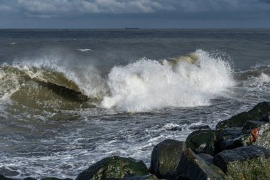 Karadeniz 'de büyük fırtınalı dalgalar, Poti, Georgia. Peyzaj