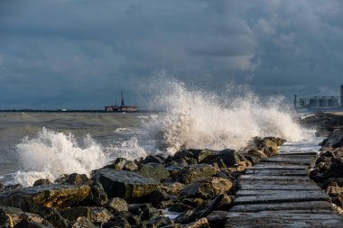 Karadeniz 'de büyük fırtınalı dalgalar, Poti, Georgia. Peyzaj