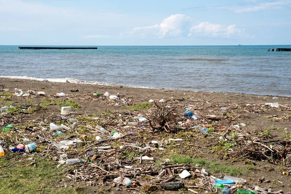 El problema de la contaminación y la ecología de la orilla del mar y del océano — Foto de Stock