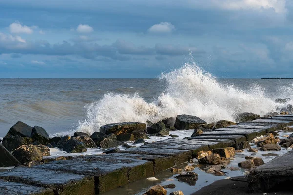 Grandes olas tormentosas en el mar negro, Poti, Georgia —  Fotos de Stock